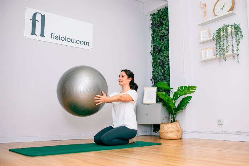 mujer-trabajando-pilates-con-fitball