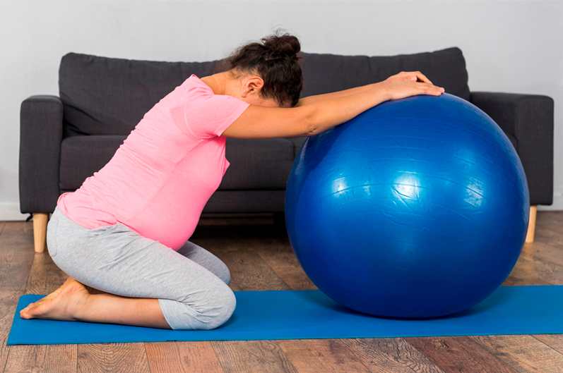 ejercicio-mujer-apoyada-fitball