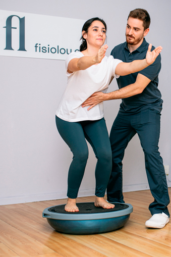 pilates-terapeutico-madrid-oliver-ayuda-ejercicio-mujer-pilates