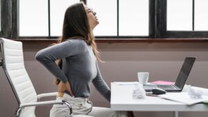 mujer-de-vista-lateral-que-tiene-lumbalgia